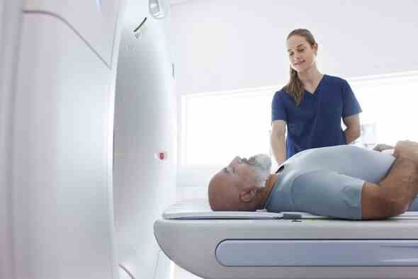 Ein Mann erhält einen CT-Scan