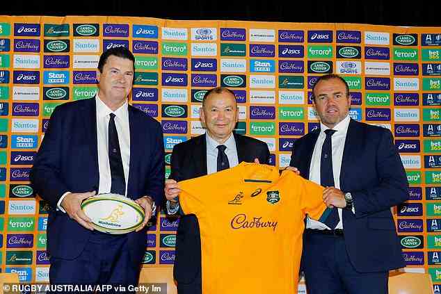 Der Vorsitzende von Rugby Australia, Hamish McClennan, und CEO Andy Marinos überreichen Jones ein Trikot, um ihn offiziell als neuen Wallabies-Trainer willkommen zu heißen