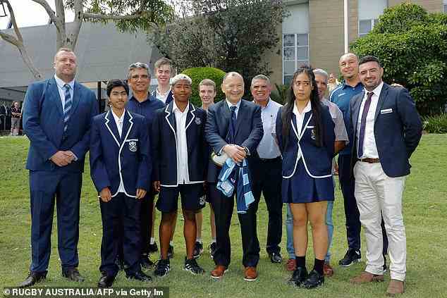 Jones, die Ella Brothers und Vertreter von Rugby Australia posieren mit Schülern der Matraville Sports High School