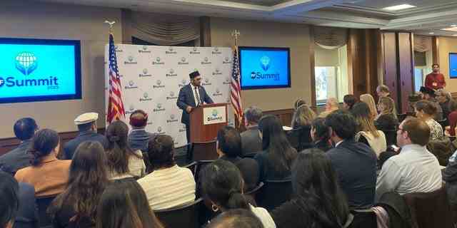 Amjad Khan, Co-Vorsitzender des Congressional Advocacy Day, spricht im Capitol Visitor Center im Vorfeld des International Religious Freedom Summit.  (IRF-Gipfel)
