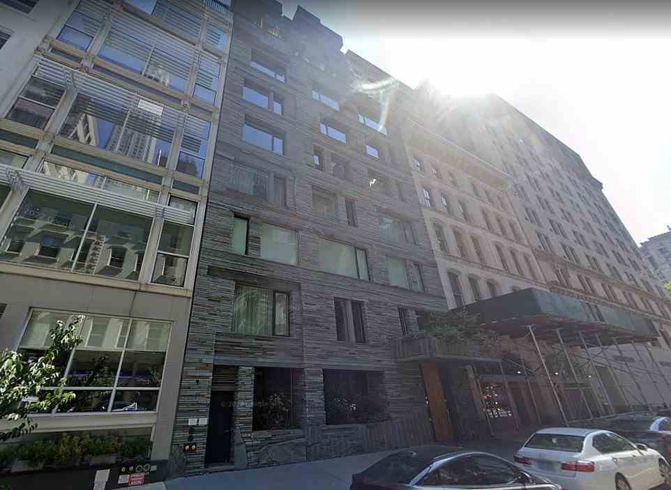 Das Apartment, das sich über 3.735 Quadratmeter erstreckt, befindet sich in einem Boutique-Gebäude im Herzen von Tribeca in New York City