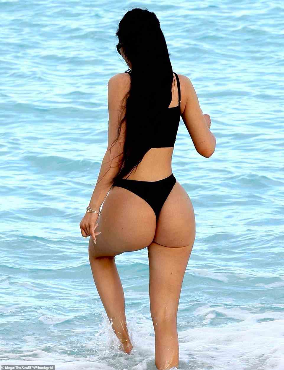 Nackt: Der Mogul von Kylie Cosmetics ging allein am Strand der Turks- und Caicosinseln in der Karibik spazieren, nachdem er ihren winzigen lindgrünen Minirock abgelegt hatte