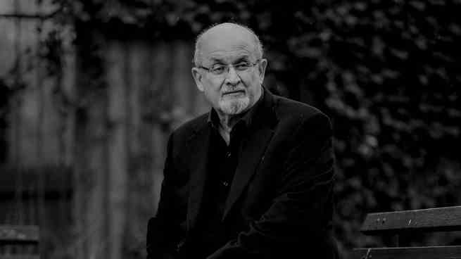 Ein Schwarz-Weiß-Bild von Salman Rushdie