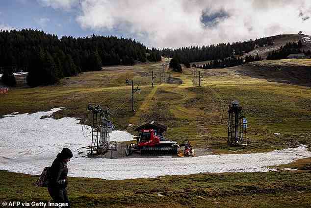 LE SEMNOZ, FRANCE: Stopped chairlifts are seen in a sky resort in Annecy last week amid the European heatwave that has forced dozens of ski resorts to close