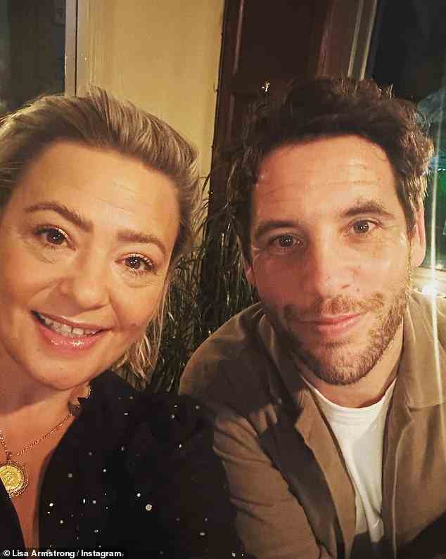 Verliebt: Lisa Armstrong machte es sich am Montag mit ihrem Freund James Green für ein süßes Selfie auf Instagram gemütlich, als sie gemeinsam das neue Jahr einläuteten