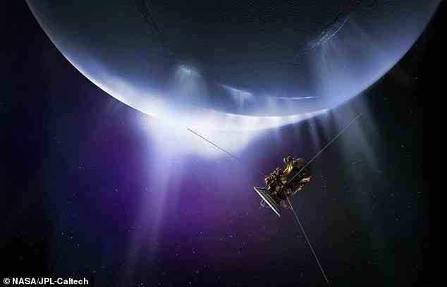 Außerirdisches Leben könnte anhand von Wasserdampfwolken entdeckt werden, die von der Oberfläche eines der Saturnmonde schießen, haben Wissenschaftler geschlussfolgert.  Im Bild: Künstlerische Darstellung der Raumsonde Cassini, die durch Wolken fliegt, die vom Südpol des Saturnmondes Enceladus ausbrechen