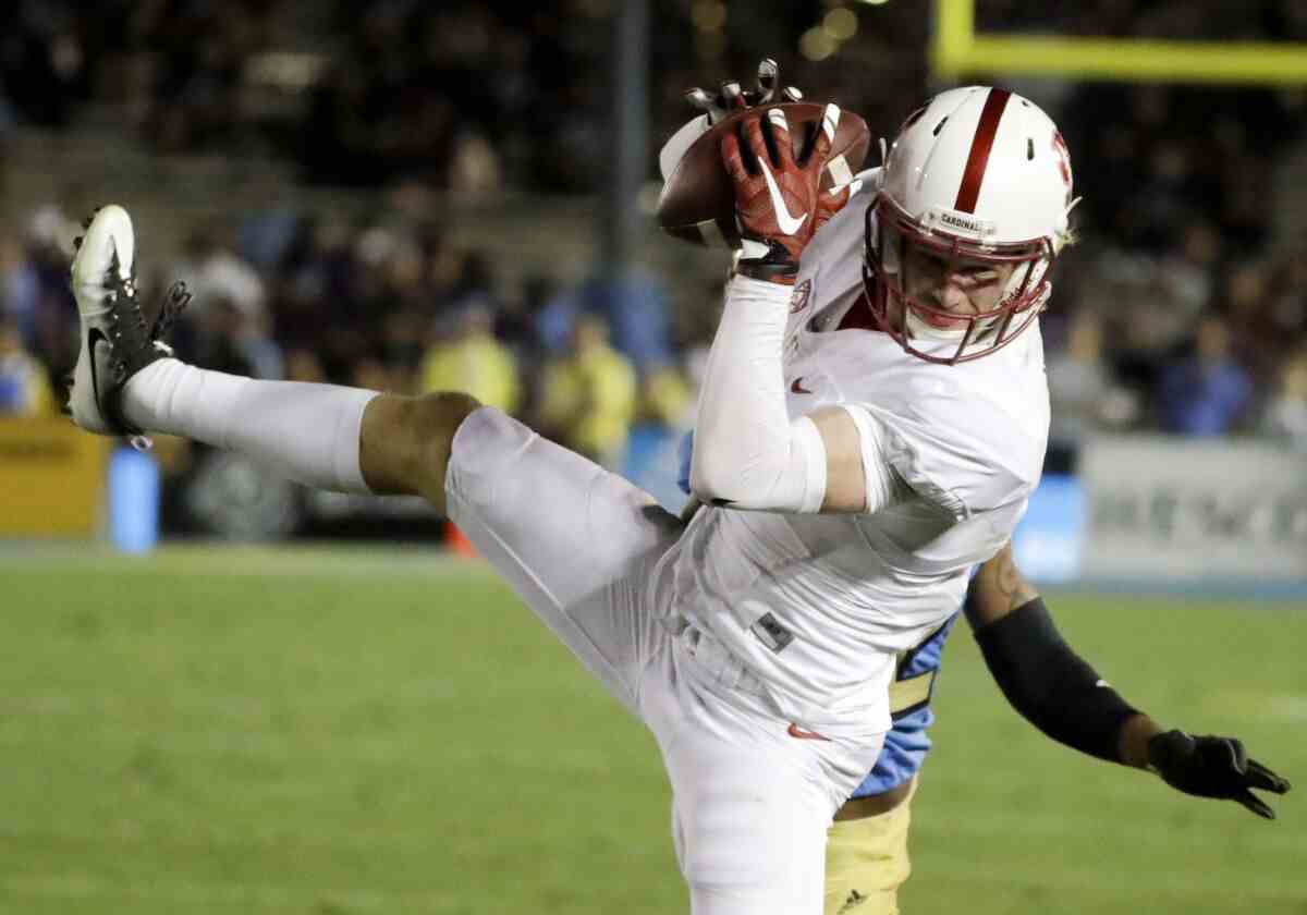 Stanford Wide Receiver Trenton Irwin holt 2016 einen Pass gegen die UCLA.