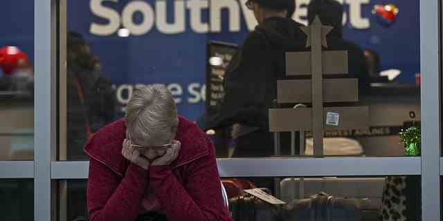 Ein Reisender wartet am Mittwoch vor dem Gepäckbüro von Southwest Airlines am Oakland International Airport in Oakland, Kalifornien.
