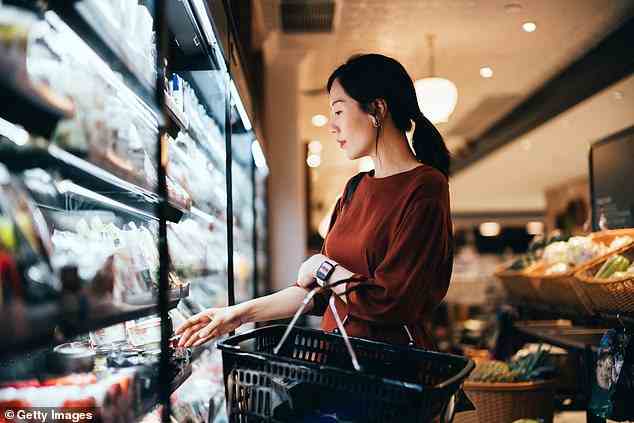 Das Verbraucherunternehmen CHOICE hat enthüllt, wie Australier bei ihrer wöchentlichen Lebensmittelrechnung Geld sparen können – vom Kauf loser Produkte, dem Anbau von Kräutern zu Hause und dem Einkauf von Lebensmitteln der Saison (Archivbild)