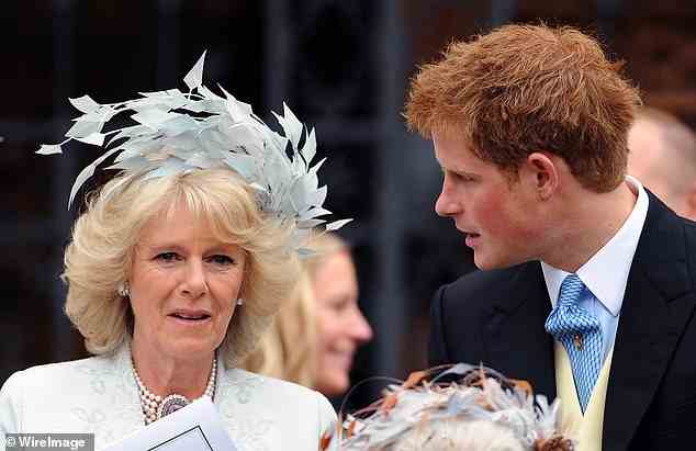 Der Herzog von Sussex (rechts) schrieb in seinen Memoiren, dass Camilla (links) die Geschichte ihres ersten Treffens mit Prinz William an die Medien weitergegeben habe