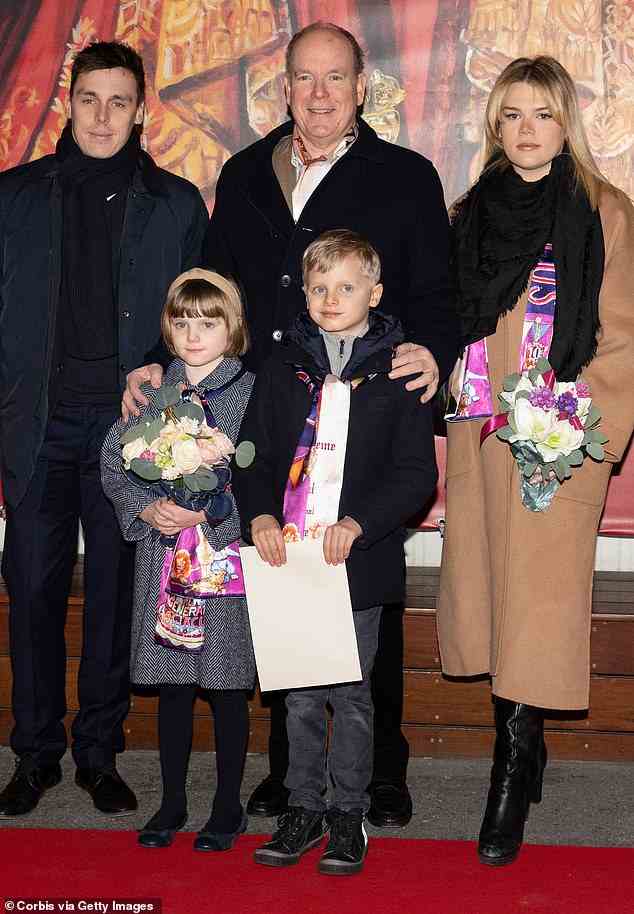Prinz Albert, 64, abgebildet mit seinen achtjährigen Zwillingen Prinzessin Gabriella und Prinz Jacques, als sie gestern Abend mit der königlichen Nichte Camille Gottlieb (rechts) und Neffen Louis Ducruet (links) beim Internationalen Zirkusfestival ankamen.
