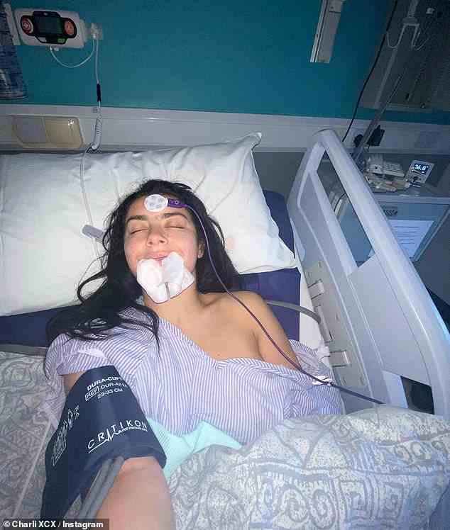 Gesundheits-Update: Charli XCX musste sich einer Operation unterziehen, um ihre Weisheitszähne zu entfernen