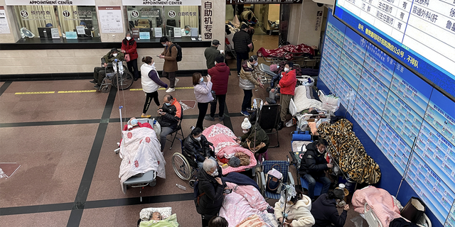 Patienten liegen auf Betten und Tragen in einem Flur in der Notaufnahme eines Krankenhauses, inmitten des COVID-19-Ausbruchs in Shanghai, China, 4. Januar 2023. 