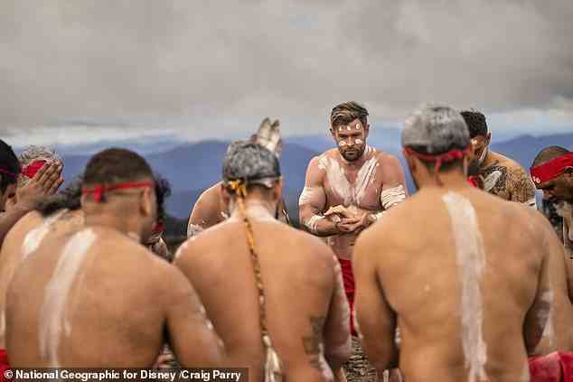 Chris Hemsworth ist in weißem Ocker bemalt und in einen roten Schoß gekleidet, als er an einer kulturellen Zeremonie mit Aborigine-Tänzern auf Wright's Lookout im Norden von NSW teilnimmt
