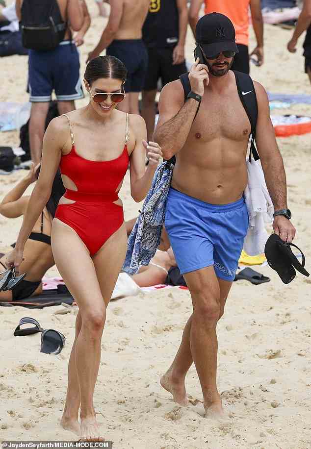 Der australische Cricketspieler Ben Cutting (rechts) und seine Model-Frau Erin Holland (links) sorgten am Donnerstag am Strand von Sydney für Aufsehen