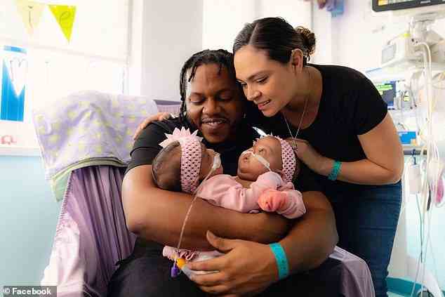 Die Eltern Amanda Arciniega und James Finley halten die Zwillinge, die sich im Cook Children’s Medical Center „gut erholen“.
