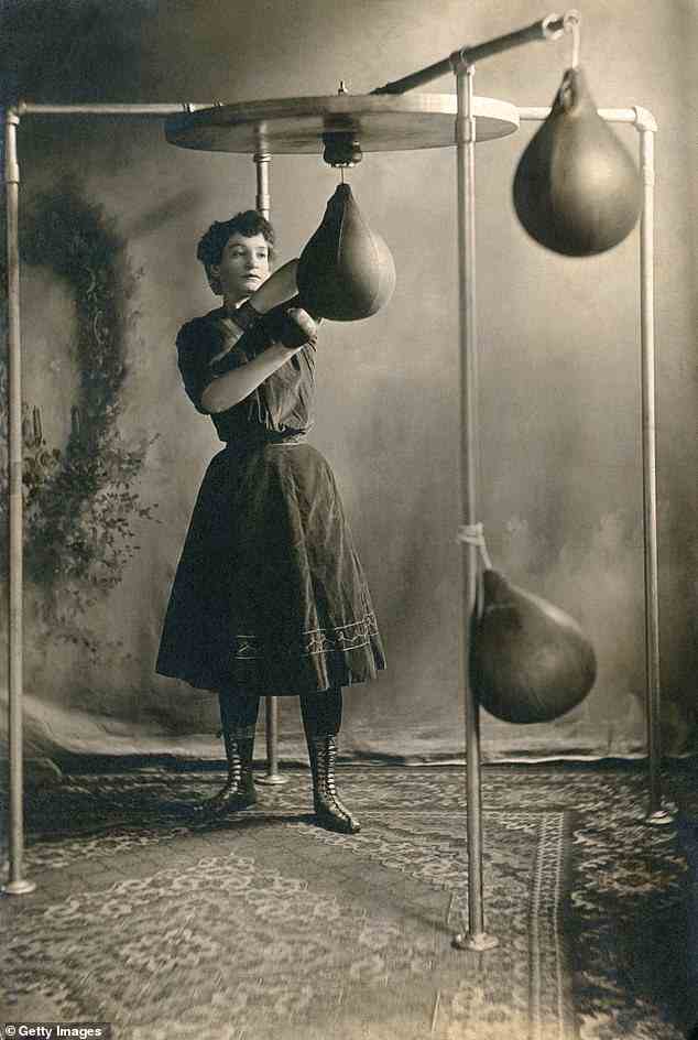 Eine neue Studie hat gezeigt, wie einige viktorianische Frauen an Boxkämpfen beteiligt waren, wobei 162 Preiskämpfe zwischen 1850 und 1900 von der Akademikerin Dr. Grace Di Méo identifiziert wurden.  Oben: Eine Boxerin ist 1890 beim Training abgebildet