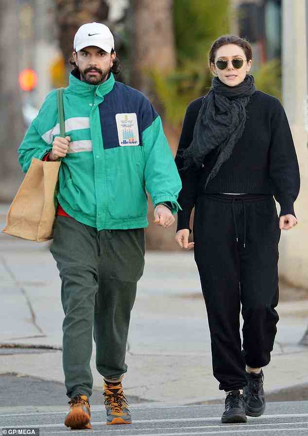 Nur wir zwei!  Elizabeth Olsen trat am Freitag mit ihrem Ehemann Robbie Arnett in Los Angeles aus, nachdem ihre Schwester Ashley Olsen mit ihrem langjährigen Freund Louis Eisner den Bund fürs Leben geschlossen hatte