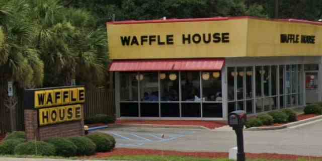 Ein Waffelhaus in der Gegend von Conway, South Carolina.  Ein Waffle House-Mitarbeiter vor Ort habe zwei bewaffnete Angreifer mit einer Pistole abgewehrt, teilte die Polizei mit. 