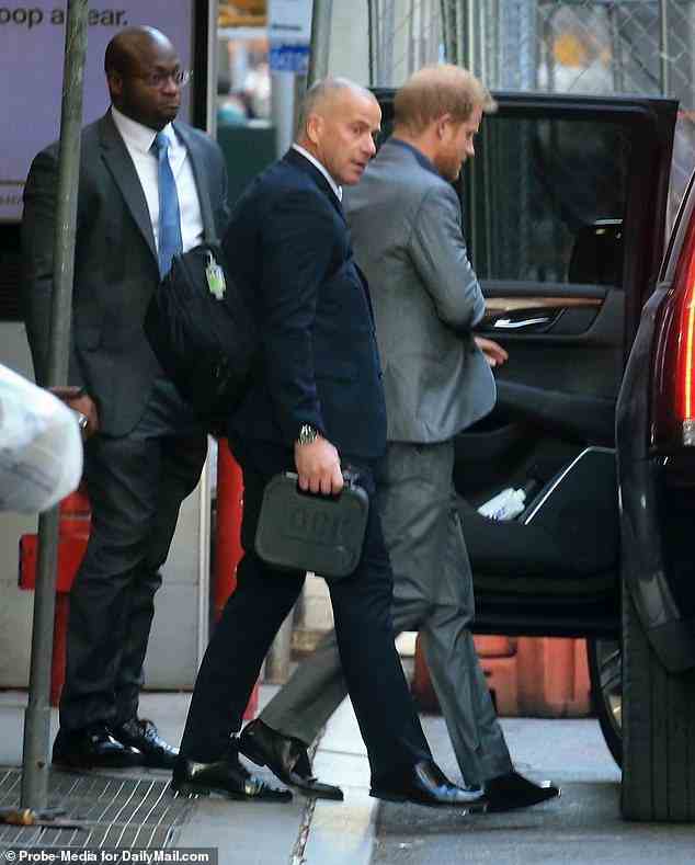 Prinz Harry wird am Montag gesehen, wie er sein Hotel in Manhattan verlässt und sich auf den Weg macht, um eine Episode von Stephen Colberts Show aufzunehmen, begleitet von einem bewaffneten Wachmann mit einem Glock-Schließfach
