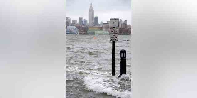 Der Hudson River schwillt an und steigt über die Ufer der Küste von Hoboken, New Jersey, als sich der Hurrikan Sandy am 29. Oktober 2012 nähert.