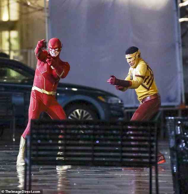 Knallrot: Grant Gustin trat in seinem knallroten Flash-Kostüm auf, als er eine der letzten Folgen der Show drehte