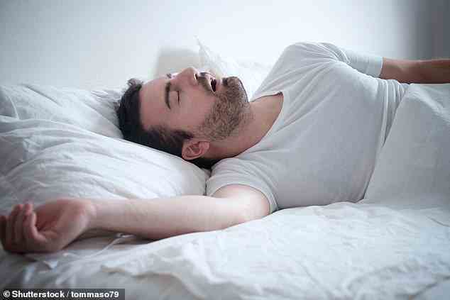 Schnarchen wird oft durch obstruktive Schlafapnoe verursacht, bei der das Gewebe im Rachen während des Schlafs vorübergehend zusammenbricht