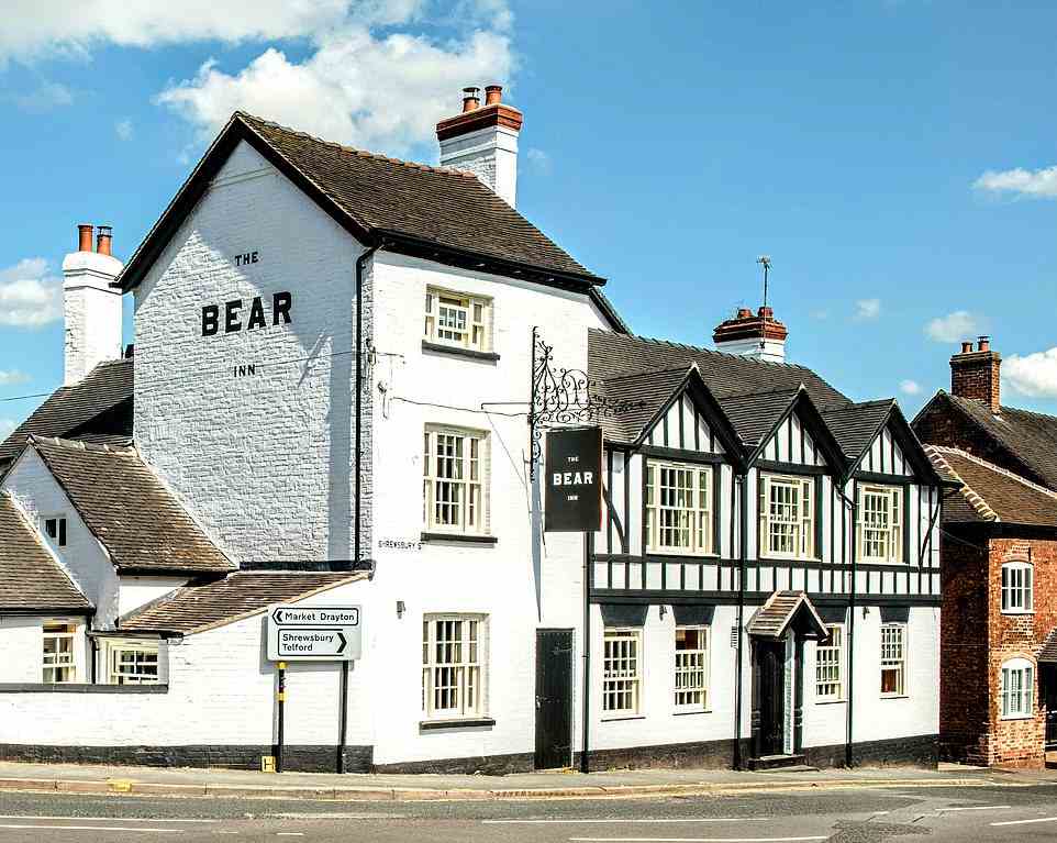 Stan Cullimore verbringt die Nacht im The Bear Inn (oben), das sich im Dorf Hodnet in Shropshire befindet
