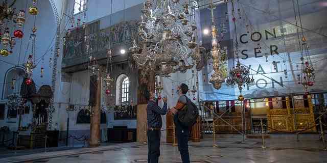 Touristen besuchen die Geburtskirche in der Stadt Bethlehem im Westjordanland, 16. November 2021. 