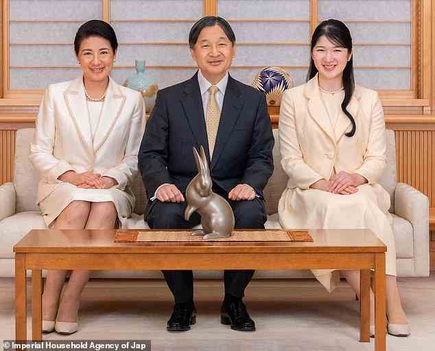 Japans Kaiser Naruhito erschien in bester Stimmung, als er mit seiner Frau und seiner Tochter für ein Neujahrsporträt im Kaiserpalast von Tokio posierte
