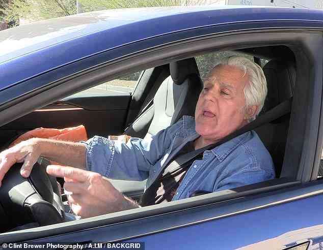 Der Komiker Jay Leno sah hinter dem Steuer seines Autos unversehrt aus, als er am Freitag in seinem Lagerhaus in Burbank, Kalifornien, anhielt