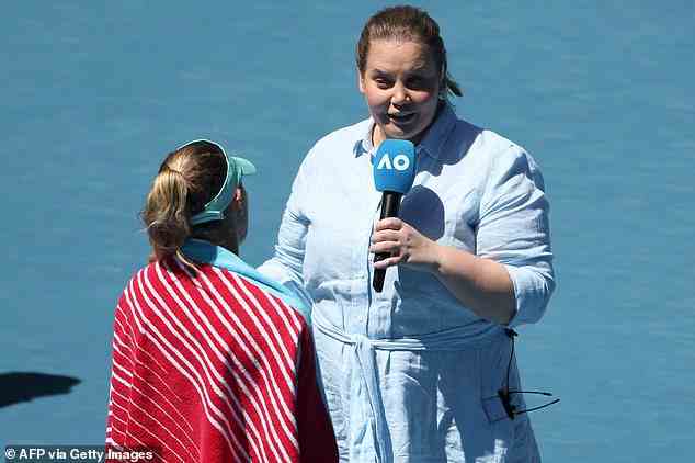 Die ehemalige Spielerin und Kommentatorin Jelena Dokic spricht mit der Polin Magda Linette nach ihrem Damen-Einzelspiel bei den Australian Open im Melbourne Park