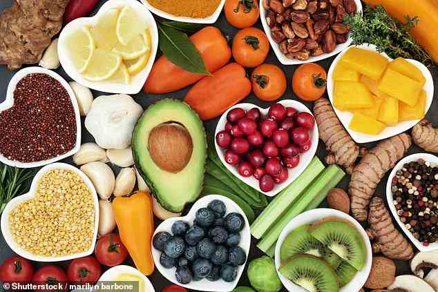 Professor Tim Spector befürwortete, dass sich Diätetiker darauf konzentrieren sollten, sicherzustellen, dass ihre Teller mit hochwertigen Vollwertkost wie Obst, Gemüse und Nüssen gefüllt sind