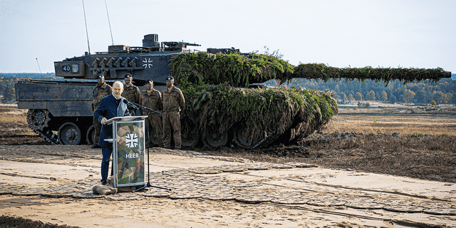 Bundeskanzler Olaf Scholz spricht mit Soldaten vor einem Kampfpanzer Leopard 2 nach der Ausbildungs- und Unterweisungsübung des Heeres in Ostenholz, Deutschland, Montag, 10. Oktober 2017.  17., 2022.