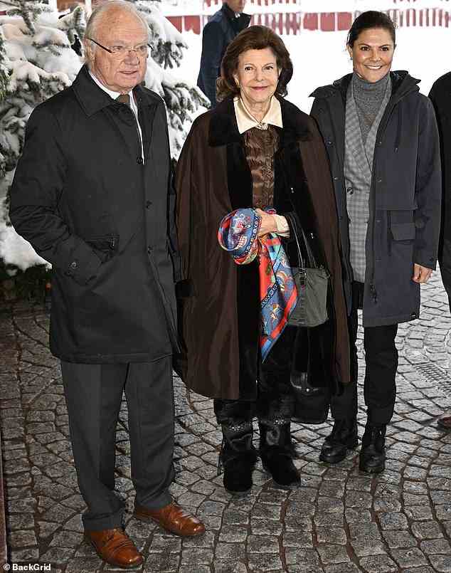 Carl XVI. Gustaf, Königin Silvia von Schweden und Kronprinzessin Victoria nehmen an der jährlichen Folk och Försvar-Konferenz (Gesellschafts- und Verteidigungskonferenz) im Dorf Salen teil