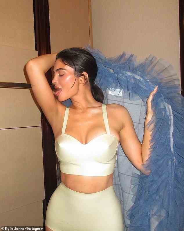 Das wird die Zungen wedeln lassen: Kylie Jenner posierte für ein spontanes Instagram-Dessous-Shooting, während sie sich für eine Pariser Modenschau am Sonntag fertig machte