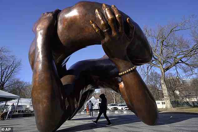 Eine Bronzeskulptur zu Ehren von Martin Luther King Jr. und Coretta Scott King, die die berühmte Umarmung zwischen dem Paar darstellt, wurde am Freitag in Boston enthüllt, erhält aber gemischte Kritiken