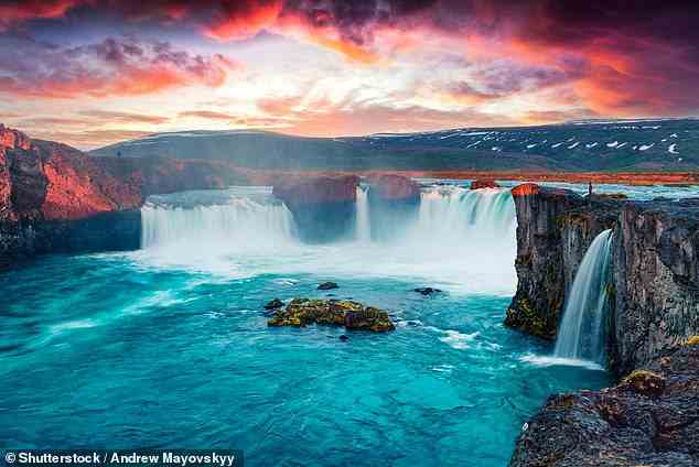 Dramatisch: Während der zweiwöchigen Reise von The Mail on Sunday nach Island sehen Sie einige der spektakulärsten Wasserfälle des Landes, darunter den Godafoss-Wasserfall (oben).