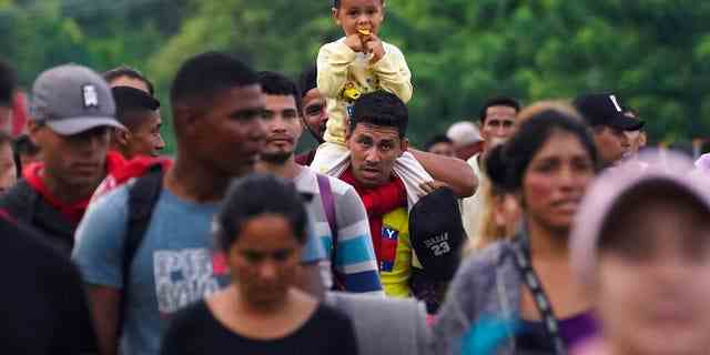 Migranten, viele aus Mittelamerika und Venezuela, gehen am 7. Juni 2022 die Huehuetan-Autobahn im mexikanischen Bundesstaat Chiapas entlang. "Wir bringen Menschen in ihre verletzlichsten," Ein Fallmanager sagte, was Angehörige der Gesundheitsberufe und andere derzeit sehen.