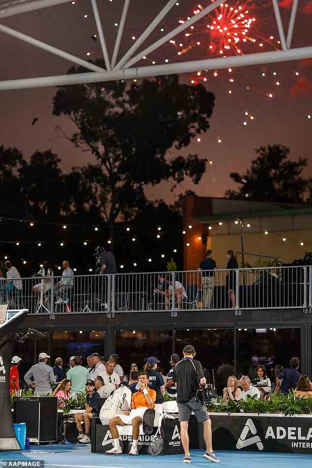 Die Tennismatches von Novak Djokovic sorgen oft für ein Feuerwerk – aber am Freitagabend im Adelaide International war es buchstäblich der Fall (Bild)