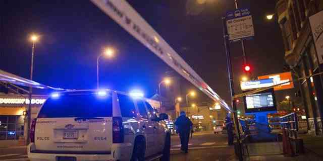 Ein Polizeibeamter aus Chicago untersucht einen Tatort eines Schussopfers in Chicago.