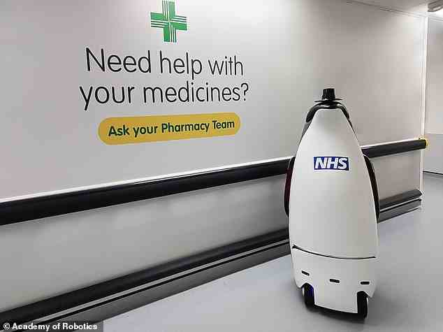 Ein Roboter in Form eines Pinguins liefert im Rahmen einer neuen Studie am Milton Keynes University Hospital Medikamente in Krankenhäusern aus