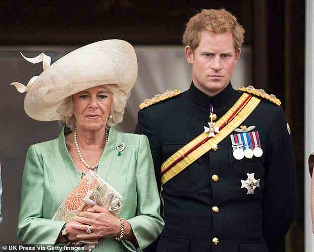 Prinz Harry hat in seinen Memoiren Spare eine Reihe von Schlägen gegen seine Stiefmutter abbekommen.  Im Bild der Herzog von Sussex und Queen Consort beim Trooping the Colour 2015