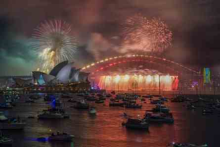 Feuerwerk über dem Sydney Opera House und der Harbour Bridge.