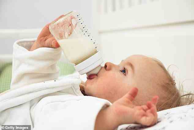 Vegane Babys könnten ernsthaften Gesundheitsproblemen ausgesetzt sein, warnten Ernährungswissenschaftler, nachdem der NHS Ratschläge zur Ernährung von Säuglingen veröffentlicht hatte (Aktenfoto)