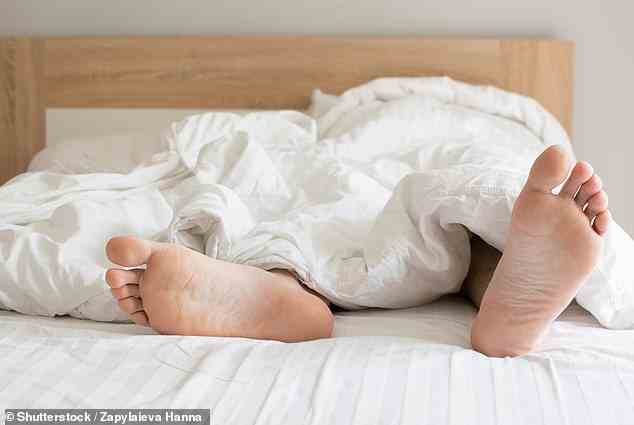 Der Drang, die Beine ständig zu bewegen, ist in Ruhe schlimmer, aber besonders nachts, wenn es schlimm genug sein kann, um den Schlaf zu stören, was auch das Wohlbefinden tagsüber beeinträchtigen kann