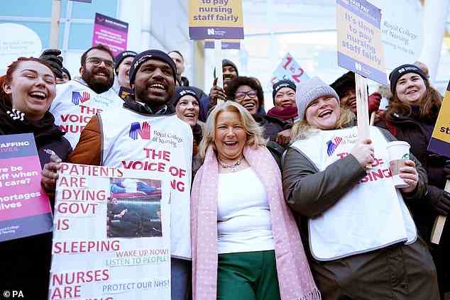 Pat Cullen, Geschäftsführer des Royal College of Nursing (RCN), schließt sich am 19. Januar den Streikposten vor dem University College Hospital in London an