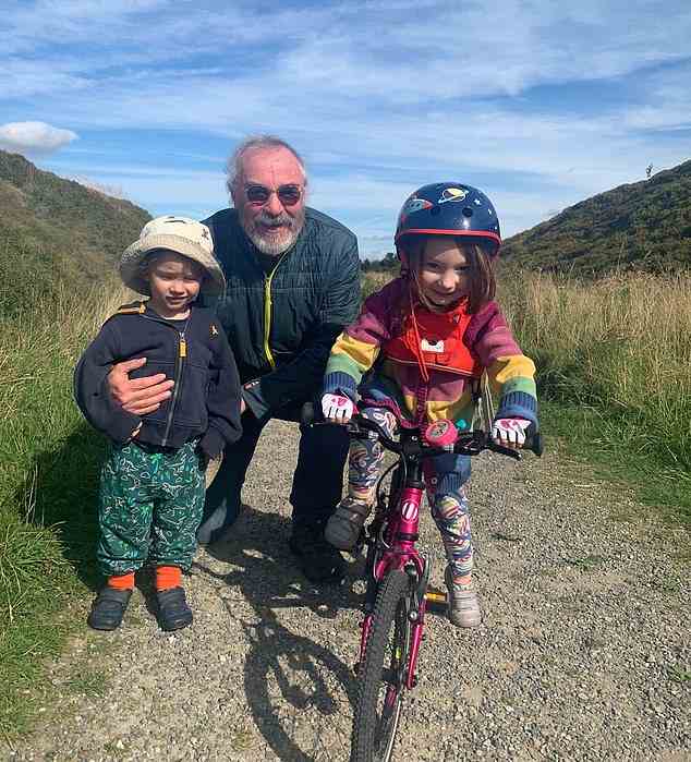 PROBEERFOLG: Robin Edwards, 66, mit seinen beiden Enkelkindern