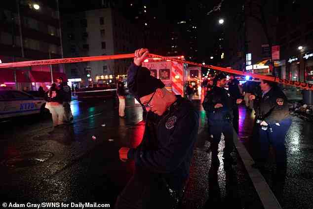Berichten zufolge wurden zwei NYPD-Beamte während der Silvesterfeierlichkeiten in der Nähe des Times Square mit einem Messer in den Kopf gestochen