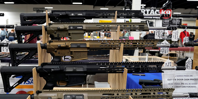 AR-15-Gewehre werden auf der Guntoberfest-Waffenmesse in Oaks, Pennsylvania, am 6. Oktober 2017 zum Verkauf angeboten.